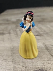 Figura de PVC miniatura Blancanieves Disney / adorno de pastel - daños en la pintura - Imagen 1 de 3