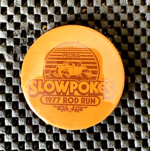 Slowpokes Peoria 1977 Rod Run Pinback Botón Auto Racing 2 1/4" - Imagen 1 de 2