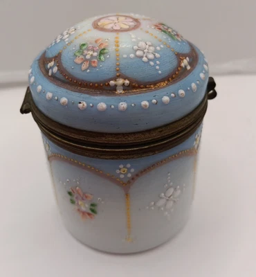 Caja de baratija redonda abovedada de vidrio opalino - flores esmaltadas azules y blancas francesas Foto 1 de 4