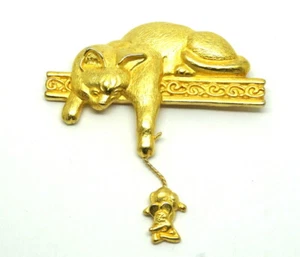 Signed JJ Vintage Cute CAT & Dangling by Tail MOUSE Gold Plated Brooch Pin - Picture 1 of 5