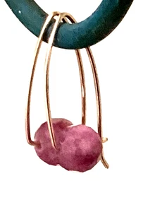 Ohrringe 14 Karat Gold Rubin. Edelsteine. Handgefertigte/feine Creolen in V-Form - Bild 1 von 3