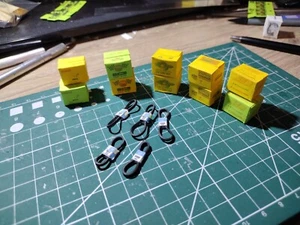 Posten # 12 10 Kartons Autoprodukte und 5 Autogürtel gebrauchsfertig auf Dioramen  - Bild 1 von 9