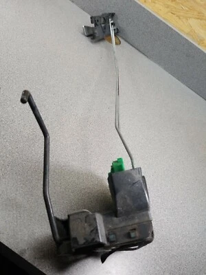 PESTILLO DE PUERTA TRASERA IZQUIERDA HYUNDAI ACCENT SEDÁN 2012-2016 CON ACTUADOR OEM Foto 1 de 4