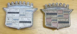 1961 (?) Cadillac Hubcap Wheelcover Medallion Crest Pr 2 Crests 10661 1960s Orig - Foto 1 di 2
