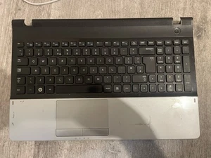 Samsung NP300E5A NP305E5A NP3530EA NP300E5C UK Keyboard Palmrest BA75-03845A G64 - Afbeelding 1 van 2
