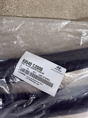 2015-2019 HYUNDAI SONATA RIGHT REAR DOOR WINDOW GLASS RUN NEW OEM 83540 C2000 - Image 1 of 2