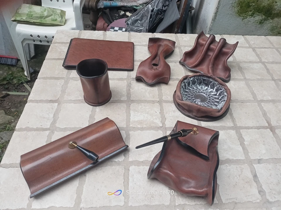 PRESTIGIOSO SET DA SCRIVANIA IN CUOIO 70's MARCHIATO A FUOCO LAR MONTEGRANARO - Immagine 1 di 4