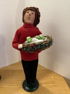 Byers Choice 2009 Caroler hält einen Korb mit Süßigkeiten - Bild 1 von 10