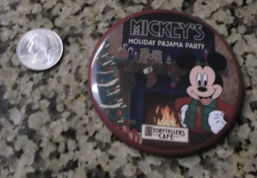 Disneyland Mickey's Holiday Pijama Fiesta Cuentacuentos Café Botón Foto 1 de 1