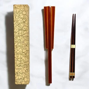 Palillos lacados Shunkei Z0035 y estuche en forma de abanico – Elegante conjunto japonés - Imagen 1 de 7