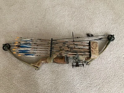 Martin Onza Compound Bow With Accessories and Case - Image 1 of 4