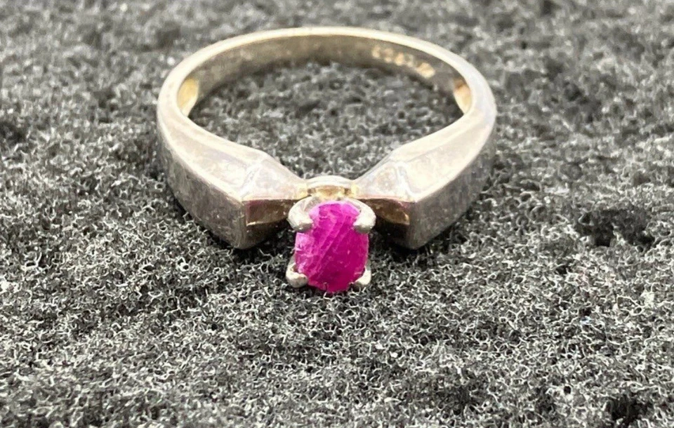 Кольцо-солитер из стерлингового серебра 925 пробы с розовым рубином — размер 7 — винтажный овальный драгоценный камень - Изображение 1 из 3