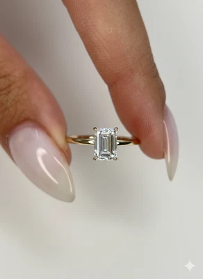 Lab Grown 1.00 Carat IGI CERTIFIED D Color VVS2 Clarity Emerald Cut Diamond Ring - Image 1 of 4