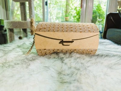 Bolso clutch de madera cortado con láser con cadena de metal dorado  Foto 1 de 4