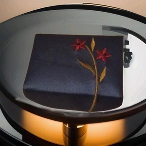 Vintage Avon Lippenstift Etui mit Spiegel blau Satin Blumen bestickt Make-up Handtasche - Bild 1 von 4