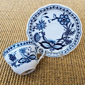 Kahla Zwiebelmuster Porzellan Tasse + Unterteller Grüner Stempel Made in GDR - Bild 1 von 3