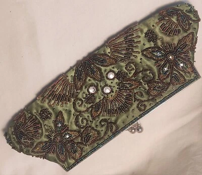 Bolso sin asas Fashion Express verde satinado con cuentas ocasión tono plateado cierre a presión Foto 1 de 3