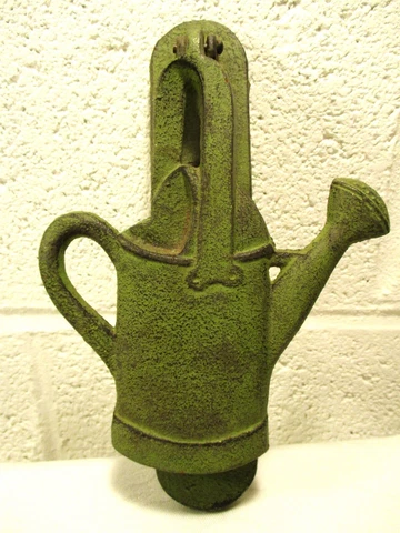 CAST IRON GARDEN SHED / SHE SHED GREEN WATERING CAN DOOR KNOCKER Cover