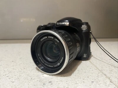 Fuji Film Fine Pix S5600 Digital Camera - Image 1 of 4