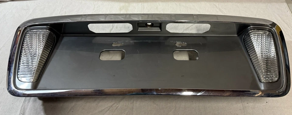 Отделка номерного знака задней панели багажника Hyundai XG350 2002–2005 годов выпуска A1914 от оригинального производителя DG1 - Изображение 1 из 4