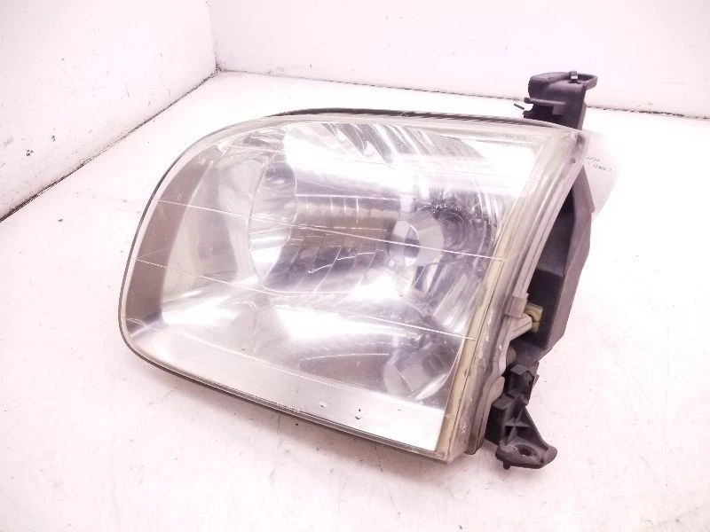 MONTAGEM DO FAROL DIANTEIRO DO LADO DO MOTORISTA DO TOYOTA SEQUOIA 2002  - Imagem 1 de 4