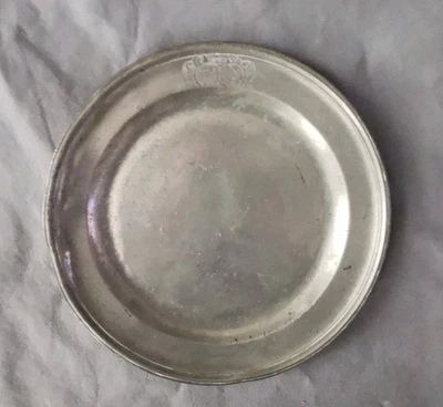 Assiette en étain fin armoiries sur marli 18ėme siècle poinçon à déchiffrer - Photo 1/4