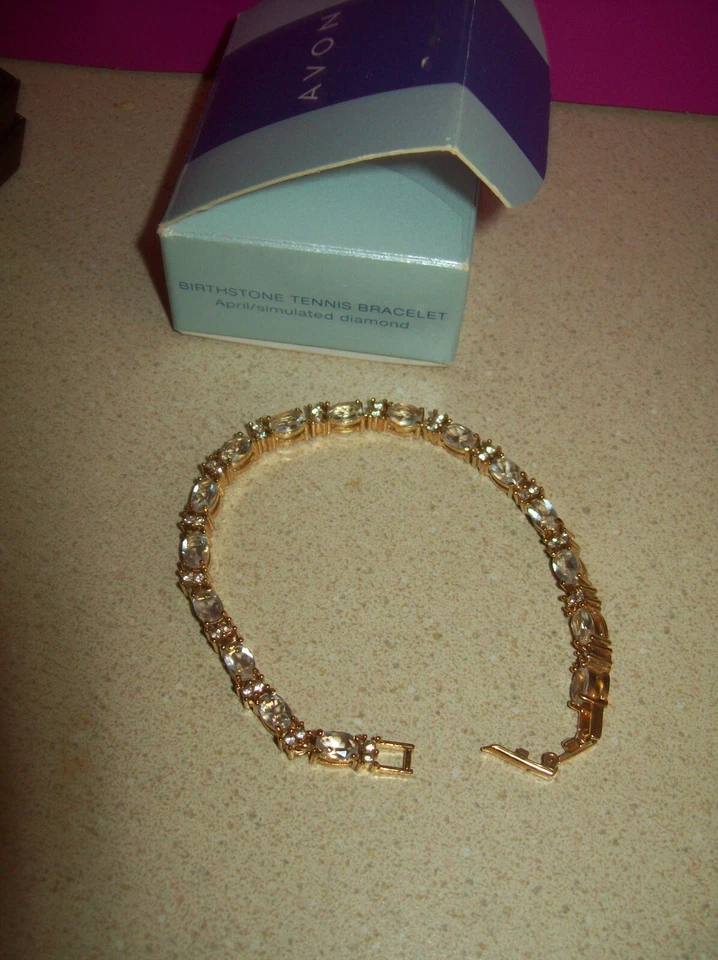 Pulseira de tênis Avon Goldtone cor pedra de nascimento abril nova na caixa  - Imagem 1 de 1