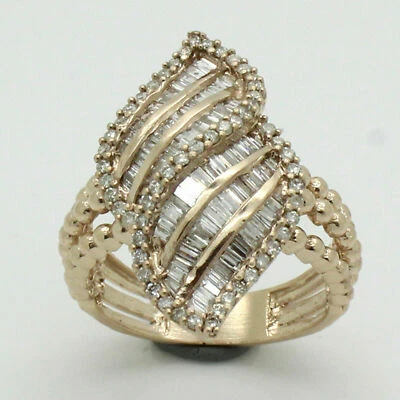 Anillo de compromiso con racimo de diamantes naturales redondos y baguette de 1 quilate de plata de ley 925 Foto 1 de 4