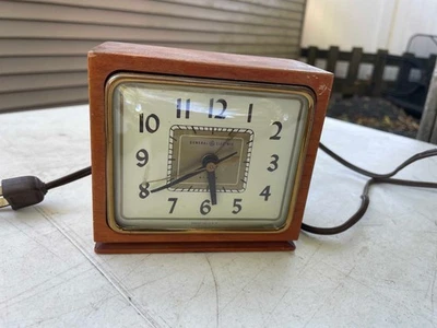 Vintage General Electric Wood Cased Alarm Clock Runs Well - Image 1 of 4