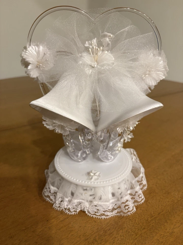 Campanas de satén blancas de tul con flores de encaje y cisnes de acrílico para adornos de pastel de boda Foto 1 de 4