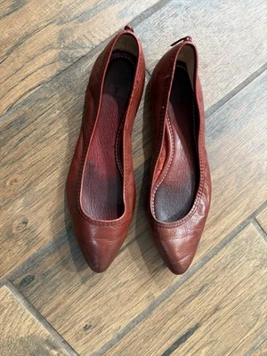 Sandalias planas de ballet Frye Regina para mujer de cuero rubí punta sin cordones 9M Foto 1 de 4