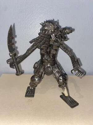 FIGURA DE ACCIÓN DE ARTE HECHA A MANO HECHA DE PIEZAS DE CHATARRA DE METAL Foto 1 de 4