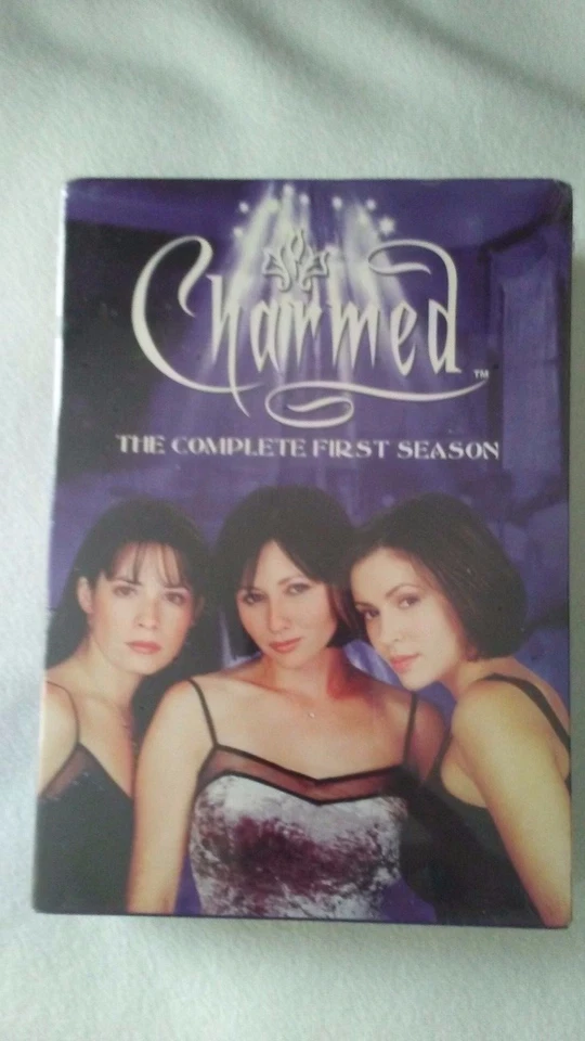 Charmed - The Complete First Season (DVD, 2005, 6-Disc Set) - Image 1 of 3