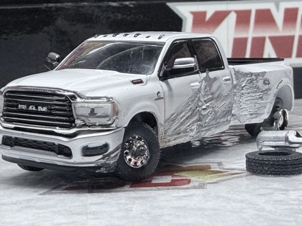 Camión de choque personalizado escala 1/64 destrozado doble 3500 Ram diorama, carrocería taller 1/1���� Foto 1 de 4