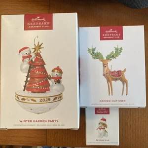 2025 Hallmark KOC Lot: Decked Out Deer, Winter Garden Party, & Festive Pup - Bild 1 von 7