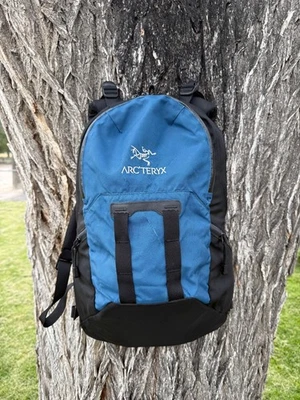 Mochila de senderismo Arcteryx azul y espalda Canadá Foto 1 de 4