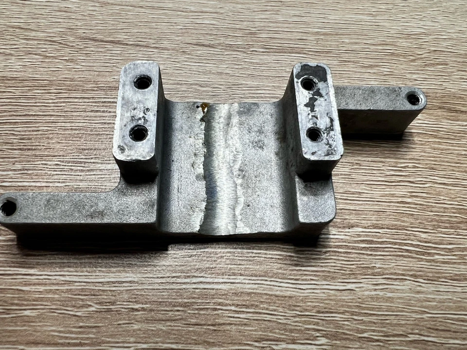 Soporte de montaje del motor Team Associated RC10GT 7771 - Usado Foto 1 de 2