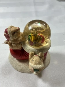 Esta es una pequeña figura festiva de globo de nieve de Navidad de ratones. "2"" de alto" - Imagen 1 de 7