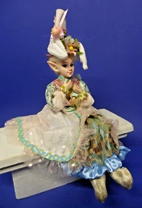 Poupée assise étagère lutin fée printemps Pâques Cynthia Rowley posable 17" neuve - Photo 1/9