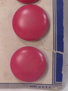 6 Vintage Fuchsia Knöpfe Kunststoff Kuppelform Eigenschaft Neuwertig Karte - Bild 1 von 3