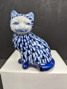 Vintage Porcelain Art Pottery Delf Blue & White Cat Fish Net Style 4 Inch  Tall - Picture 1 of 7