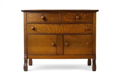Cómoda antigua de roble tigre con puertas de gabinete patas enrolladas, cajones de cola de milano Foto 1 de 3