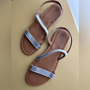 New Aquatalia Women's flat leather Silver Sandals sz 11 - Picture 1 of 5