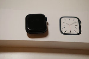 Apple Watch Series 7 in Original Packaging with Sport Loop Band - Photo 1 sur 8