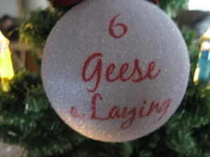 Vintage 6. Weihnachtstag SECHS GÄNSE EINE LIEGENDE Zuckerkugel 3 Zoll Ornament  - Bild 1 von 2