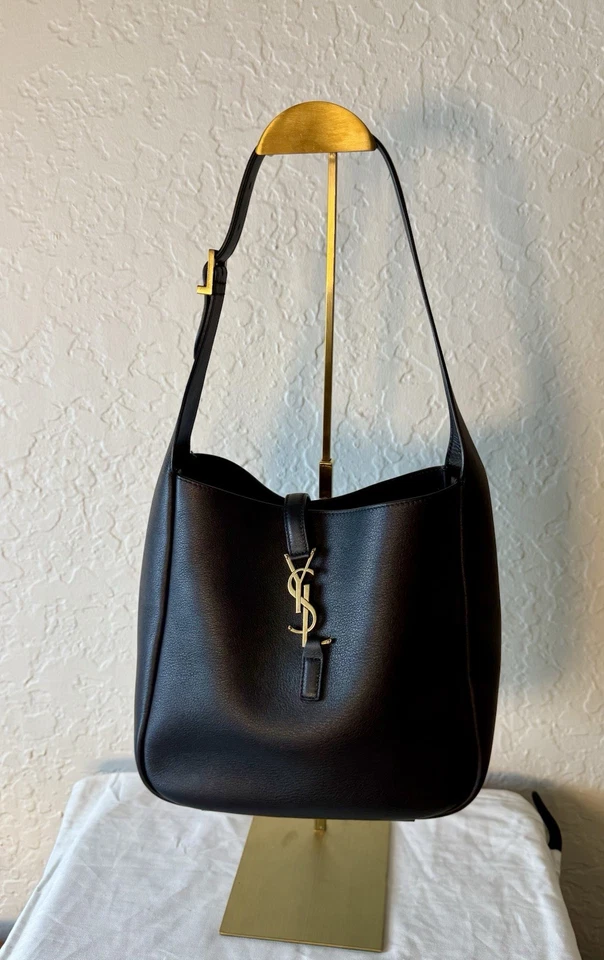 Hobo flexible de cuero pequeño Saint Laurent Le 5 a 7 Foto 1 de 4