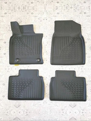 NUEVO TOYOTA CAMRY 2025 CON LETRAS NEGRAS JUEGO DE 4 PIEZAS FORROS DE PISO PARA TODO TIPO DE CLIMA OEM  Foto 1 de 4