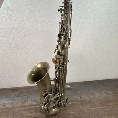 Saxofón alto vintage de latón Buescher 140 Aristocrat serie III perla incrustación de llave Foto 1 de 4
