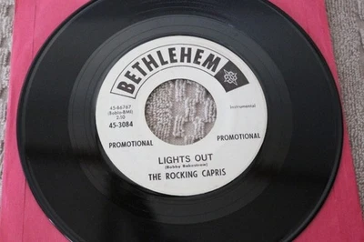 THE ROCKING CAPRIS-"LIGHTS OUT" ROCKABILLY 45, BETHLEHEM 45-3084, 1964, RARE PRO Foto 1 de 2