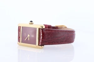 Must de Cartier Tank esfera roja misteriosa. Reloj de cuerda pequeño Burdeos ARGENT 925 - Imagen 1 de 9
